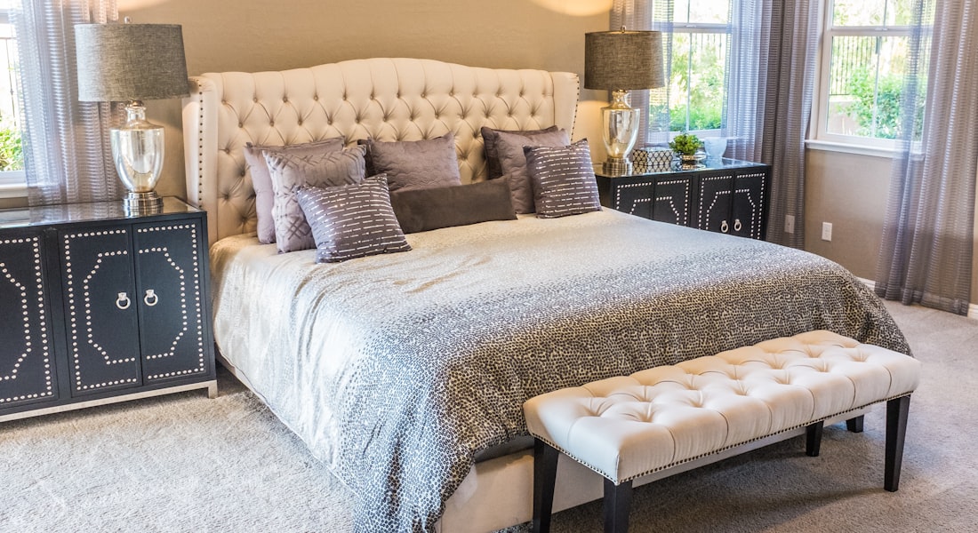 Chambre avec un matelas à remplacer