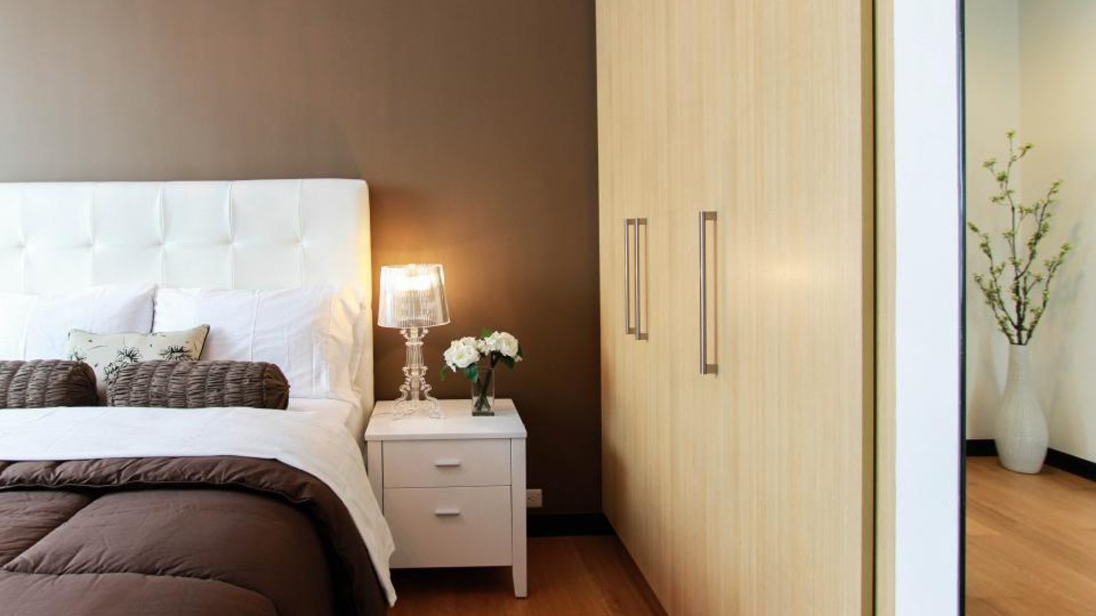 Chambre aux tons bruns avec tete de lit capitonnee