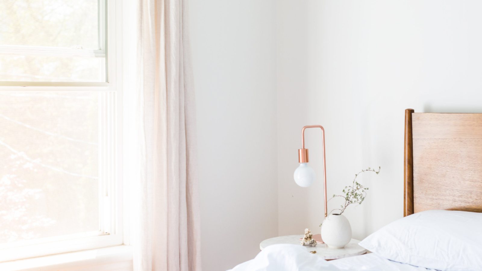 Chambre lumineuse avec lampe orange
