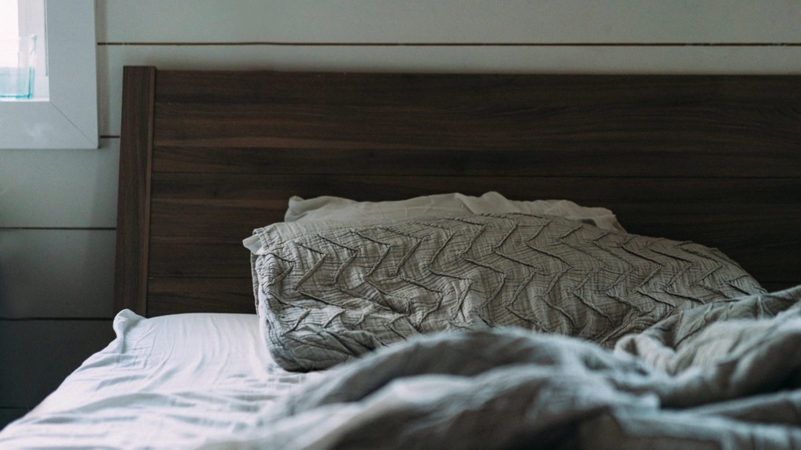 Chambre avec tete de lit en bois