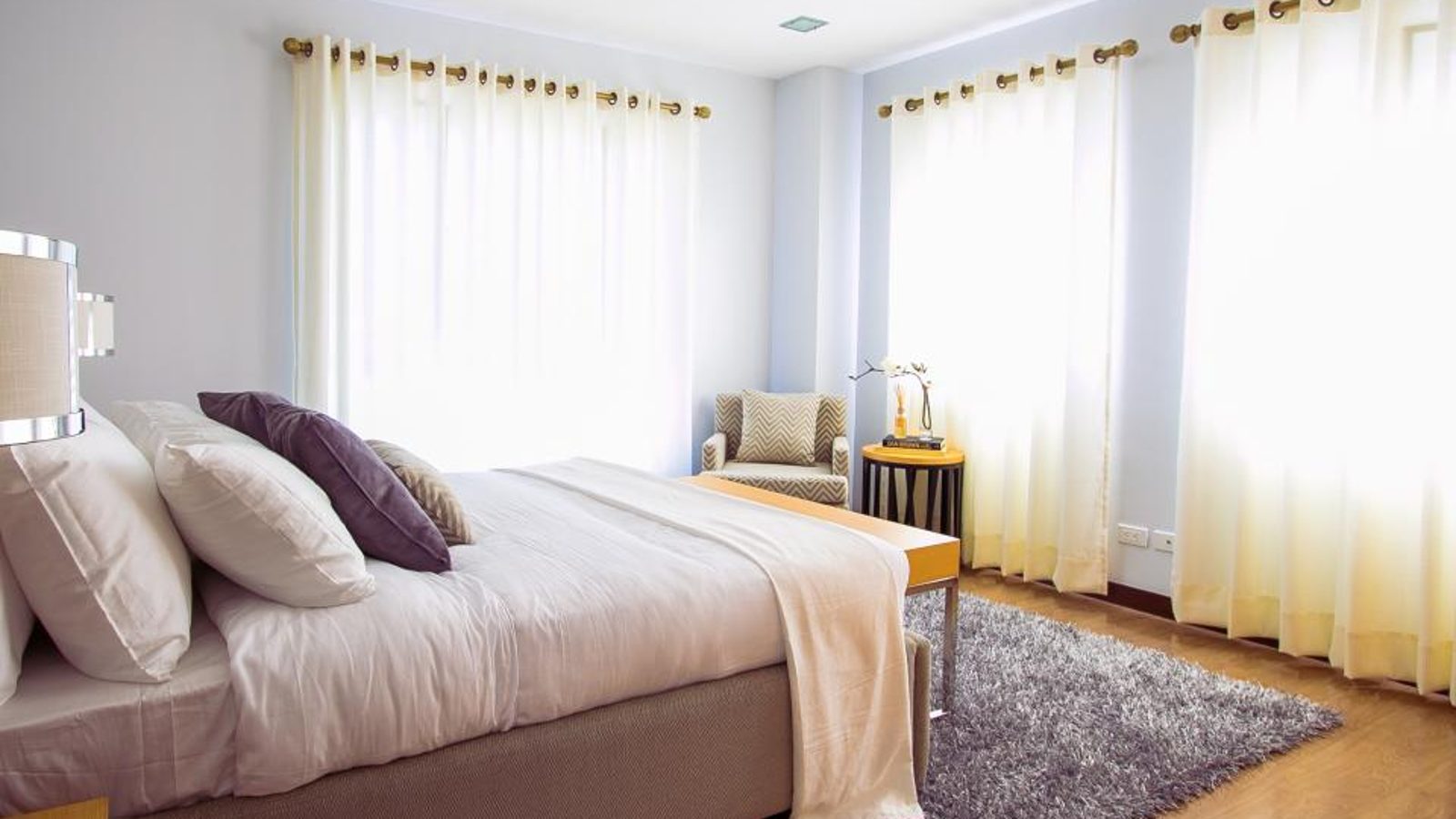 Chambre claire avec accents violets