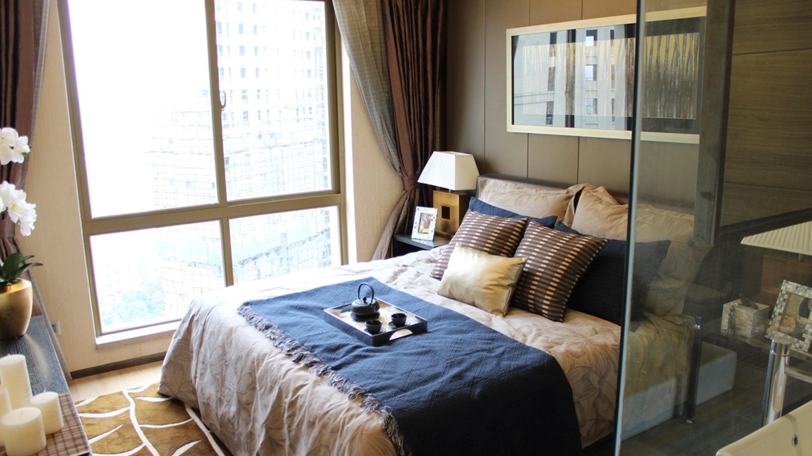 Chambre moderne avec vue sur la ville
