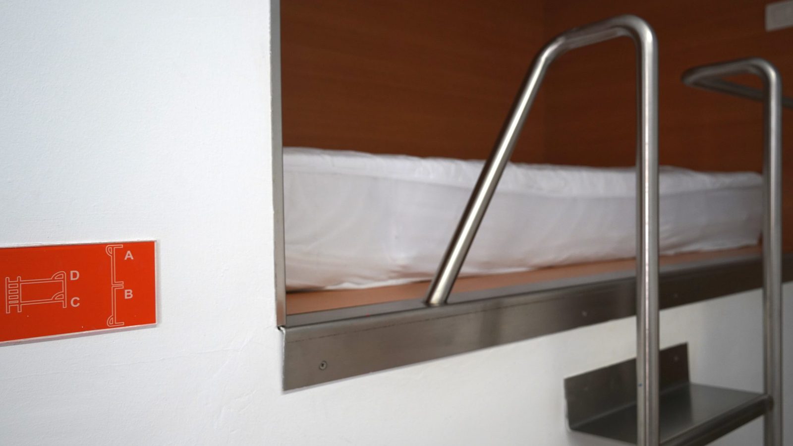 Matelas et literie dans une petite chambre lumineuse