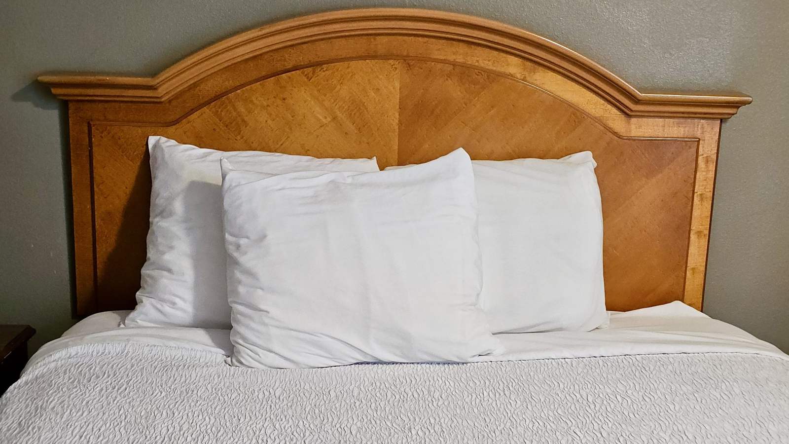 Couette en duvet blanche sur un lit fait