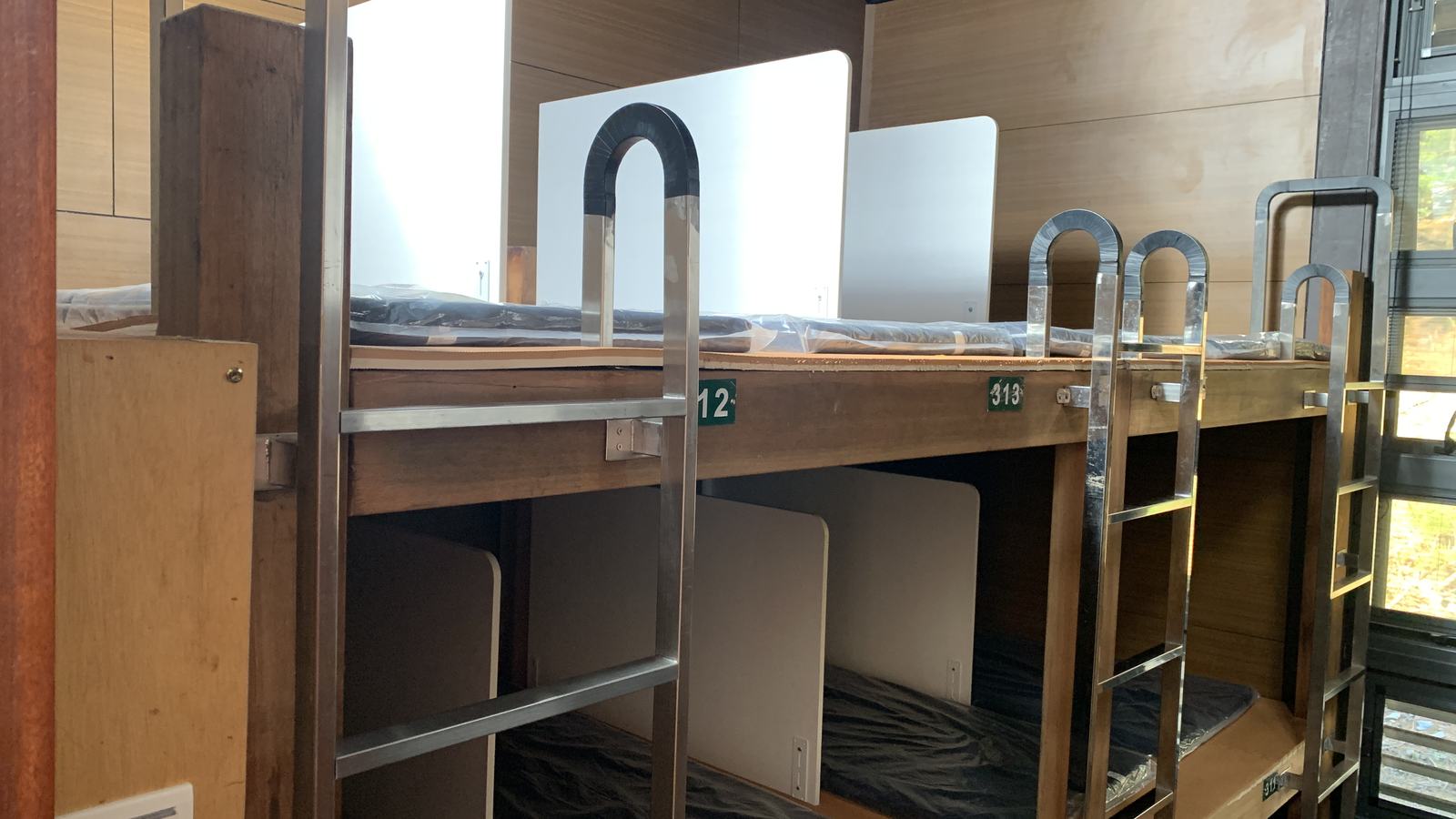 Matelas en mousse mémoire sur un lit dans une chambre claire
