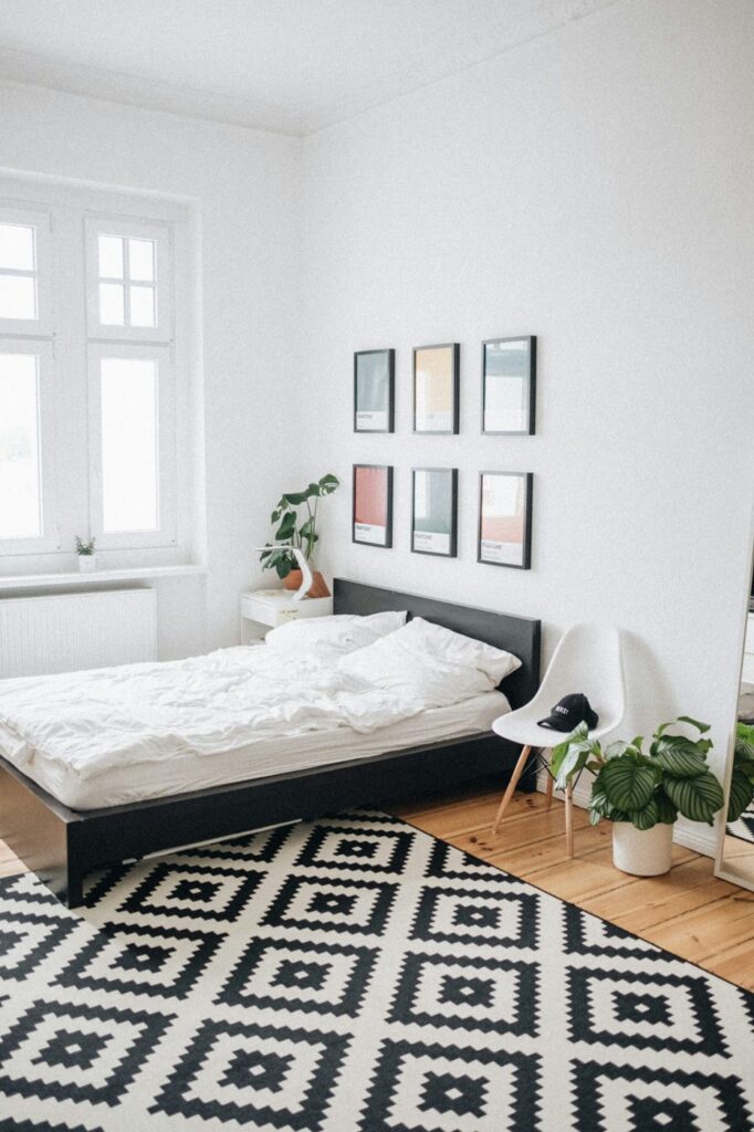 Lit plateforme dans un petit appartement lumineux