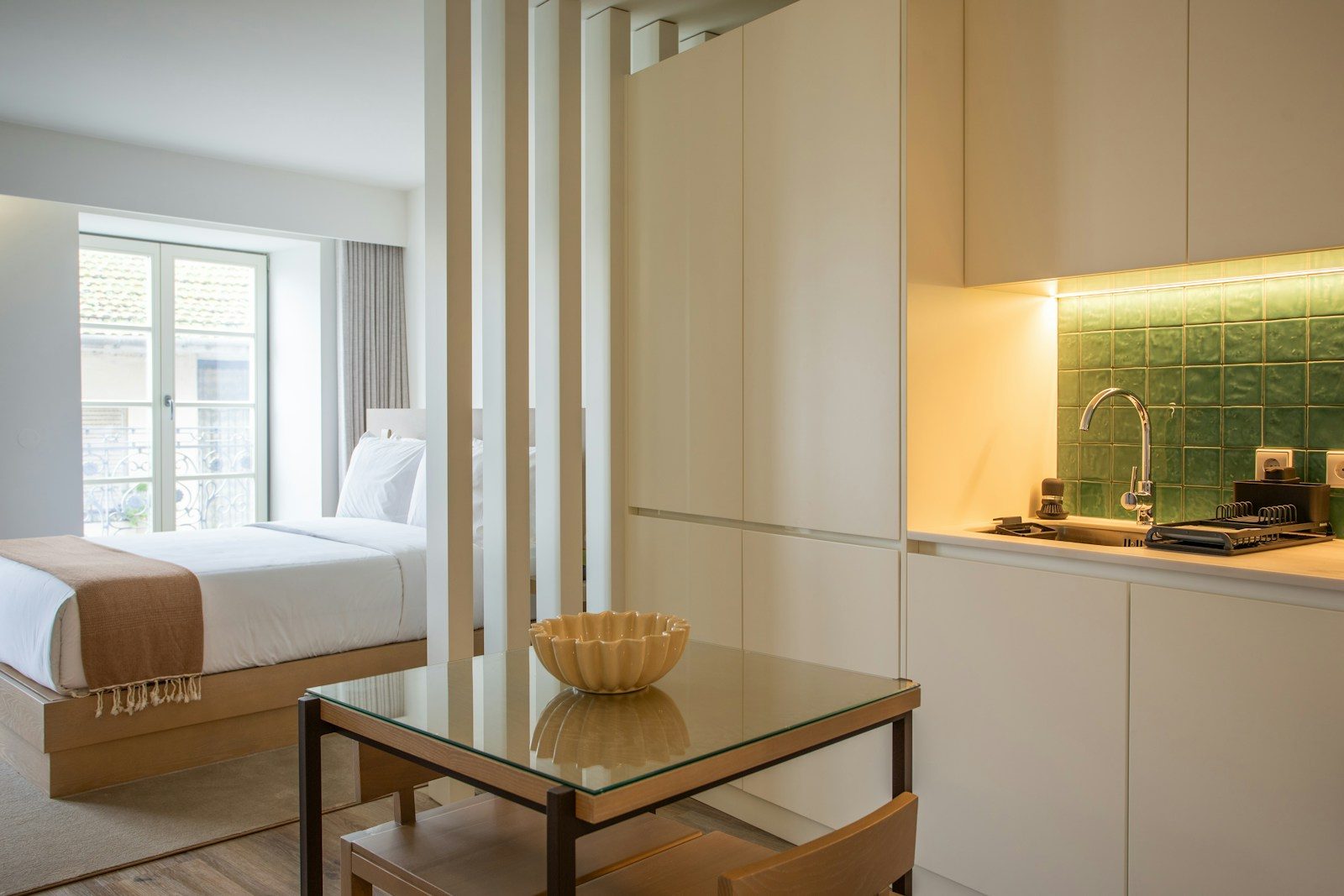 Studio compact avec lit et cuisine : matelas pour petit appartement